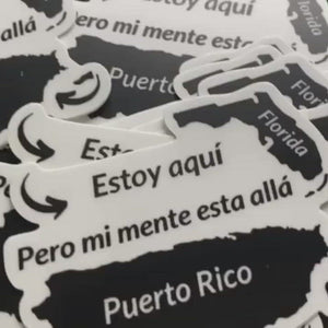 Sticker "Estoy aquí pero mi mente esta allá"